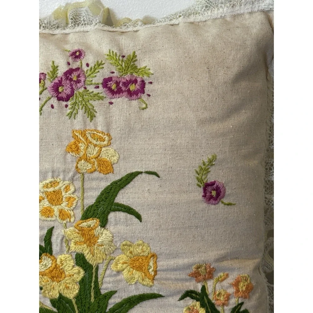 Vintage‎ Crewel Embroidered Floral Throw Pillow Lace Cottagecore